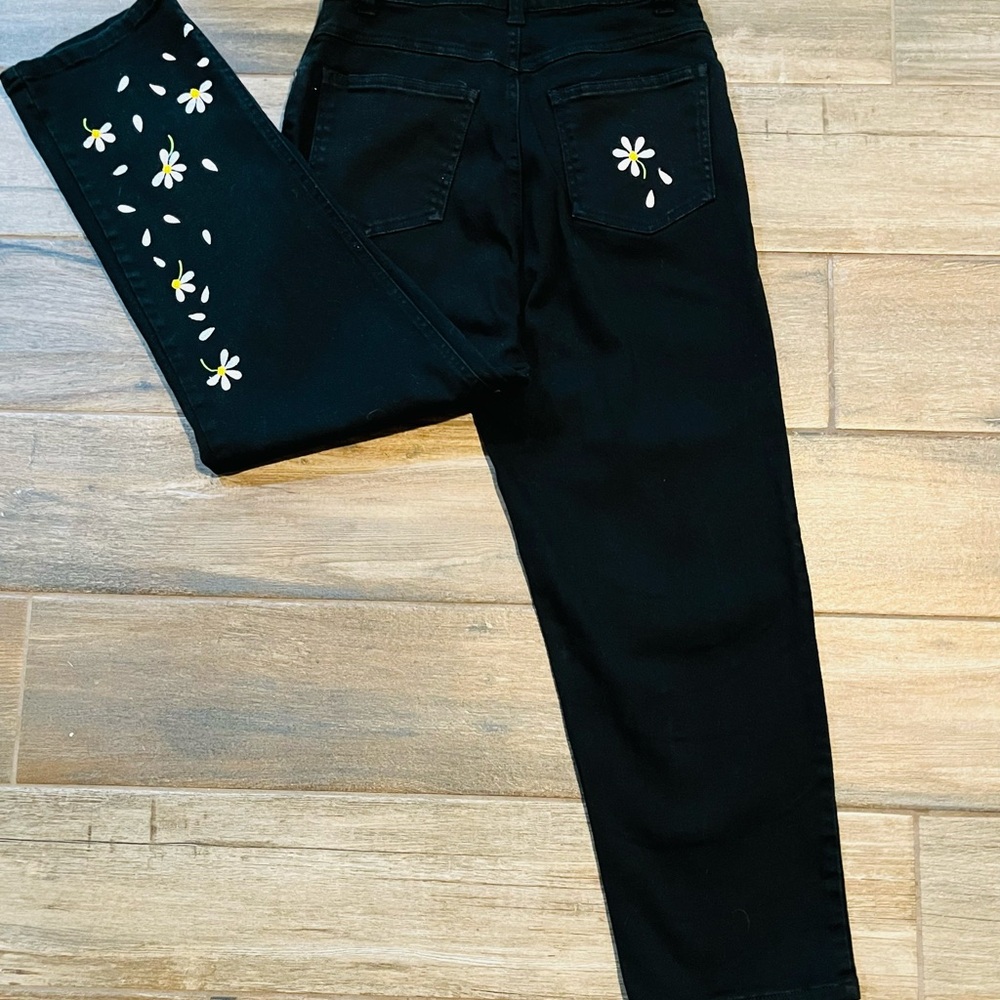 Quacker Factory High-Waisted Black Cropped Jeans with Embroidered Daisies size 6